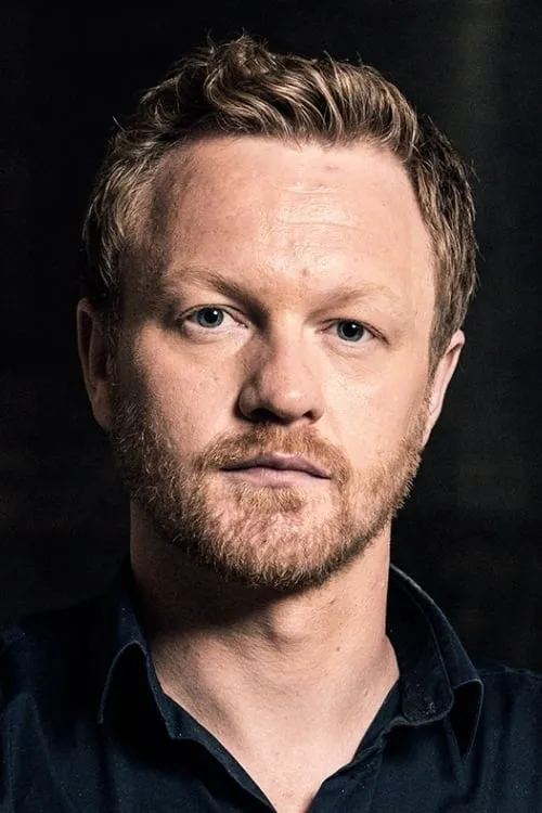 Glenn André Kaada interpretando a Hans