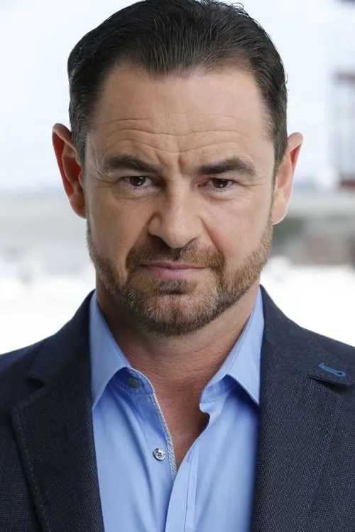 Glenn Keogh interpretando a Brent Fleming