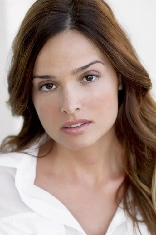 Gloria Votsis interpretando a Claire