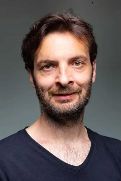 Gökçer Genç interpretando a 