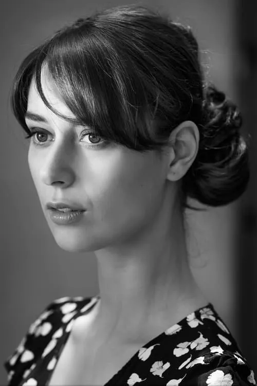 Clare Chihambakwe ha trabajado con Grace Cummings en 1 ocasiones