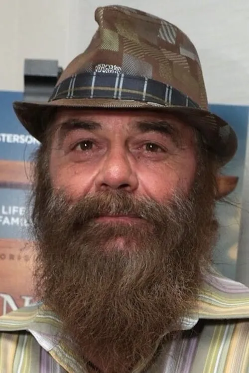 Grady Lee Richmond interpretando a Wayne