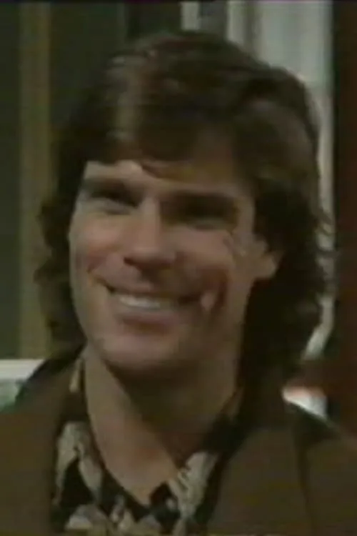 Graham Harvey interpretando a Alec