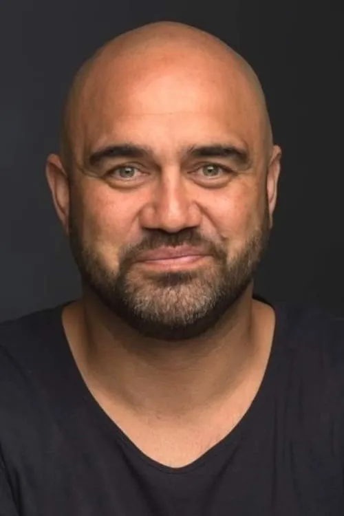 Grant Roa interpretando a Tem Bristow