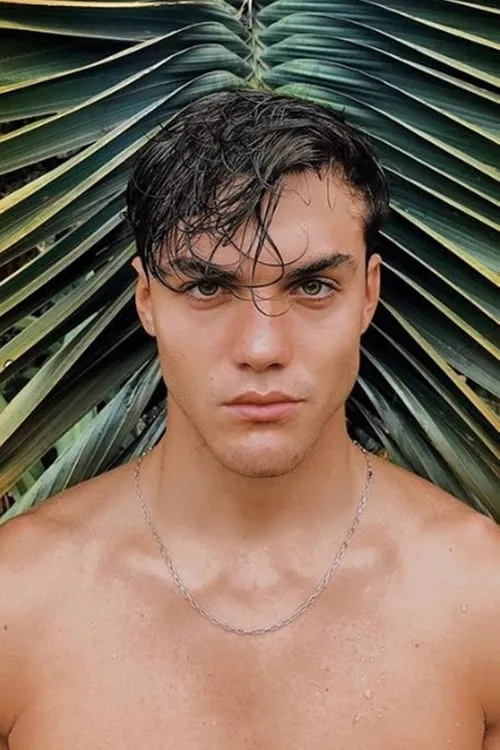 Grayson Dolan interpretando a Himself