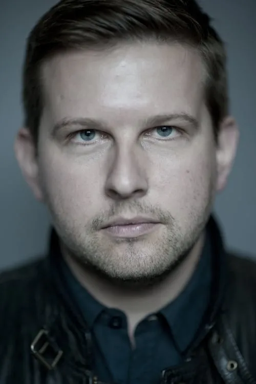 Greg McHugh interpretando a Tony