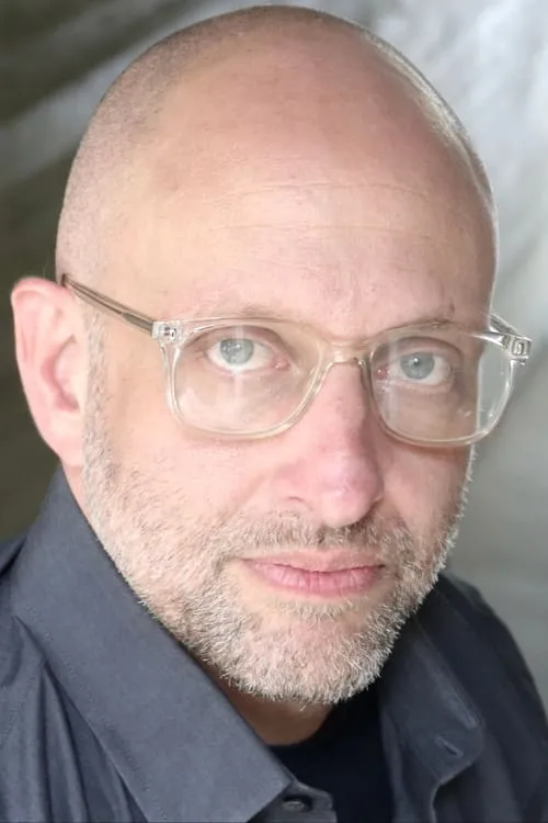 Gregg Weiner interpretando a Arnie McDougal