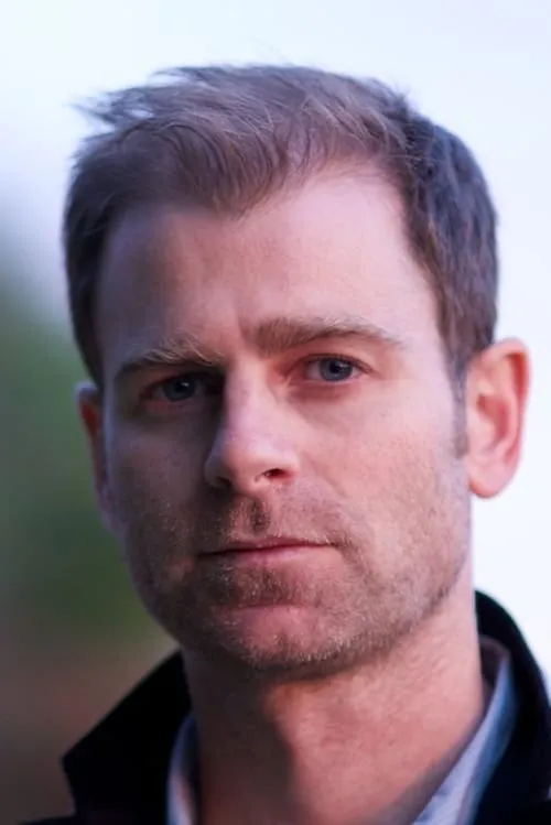 Gregor Collins interpretando a Derrek