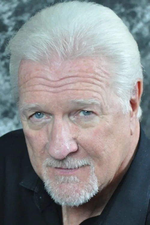 Gregory Brown interpretando a Henry Lander