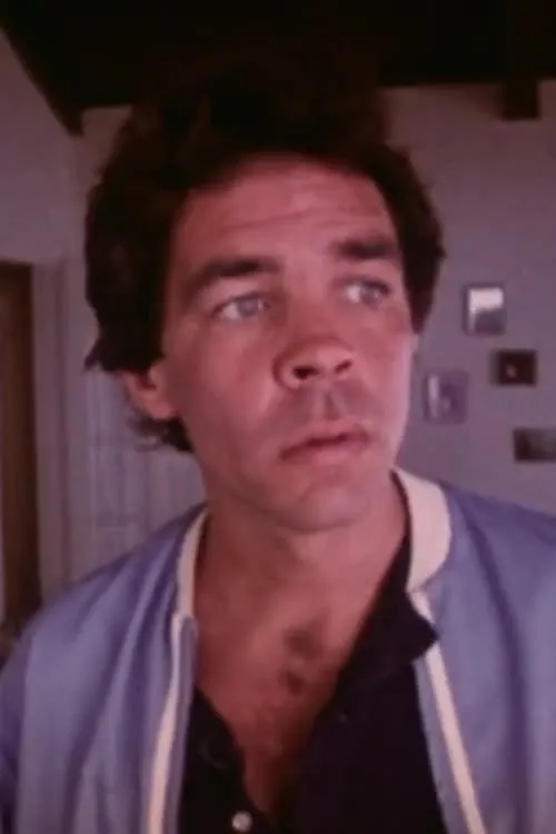 Gregory Clemens interpretando a Vic