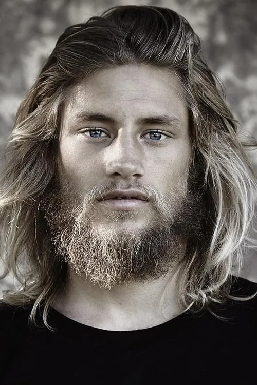 Greyson Fletcher interpretando a