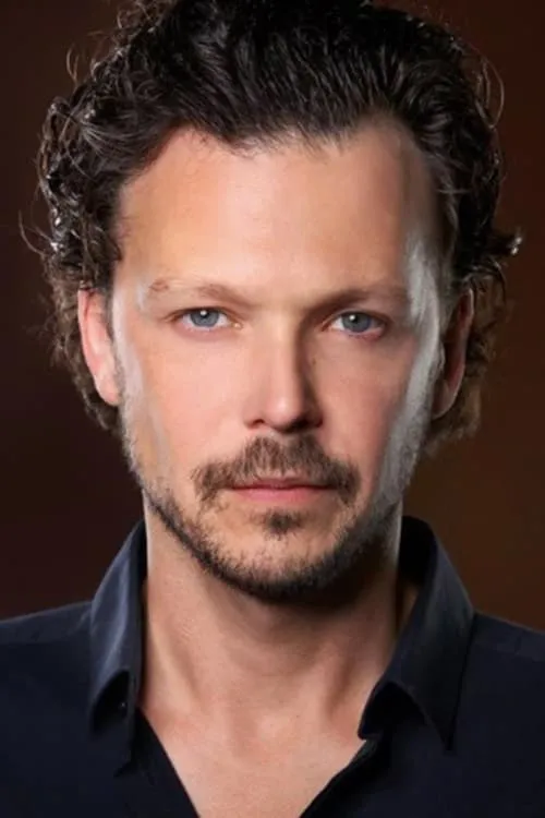 Guilherme Berenguer interpretando a Juan (Adulto)