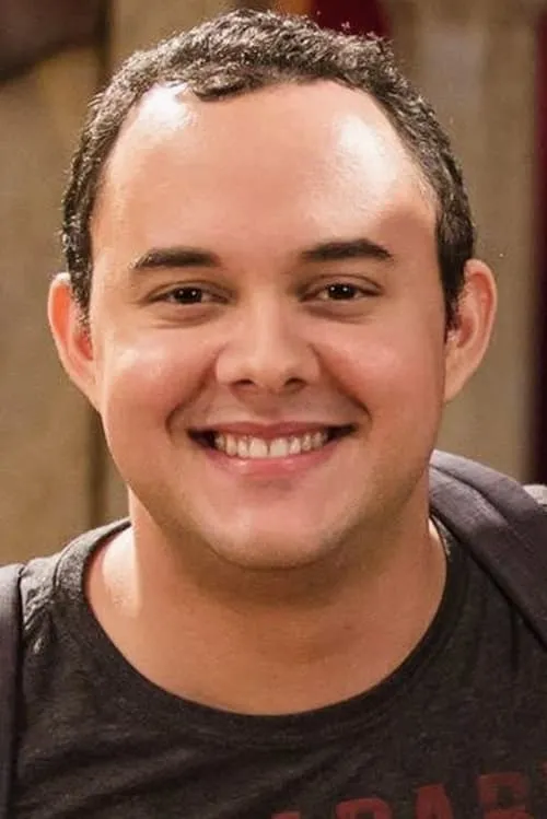 Guilherme Santana interpretando a Policial