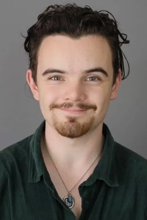 Gulliver McGrath interpretando a David Collins