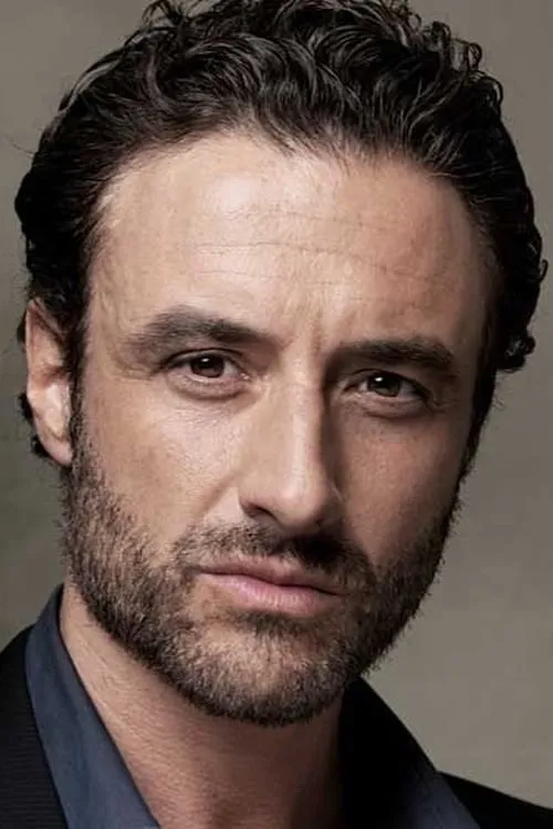 Gunther Gillian interpretando a Eim Store