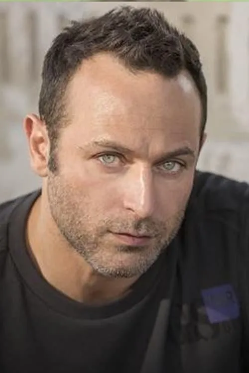 Guri Weinberg interpretando a Avi