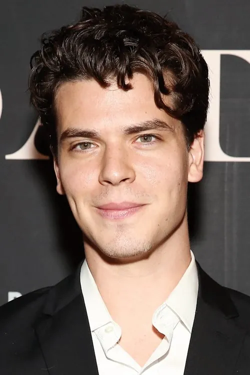 Gus Halper interpretando a Tom