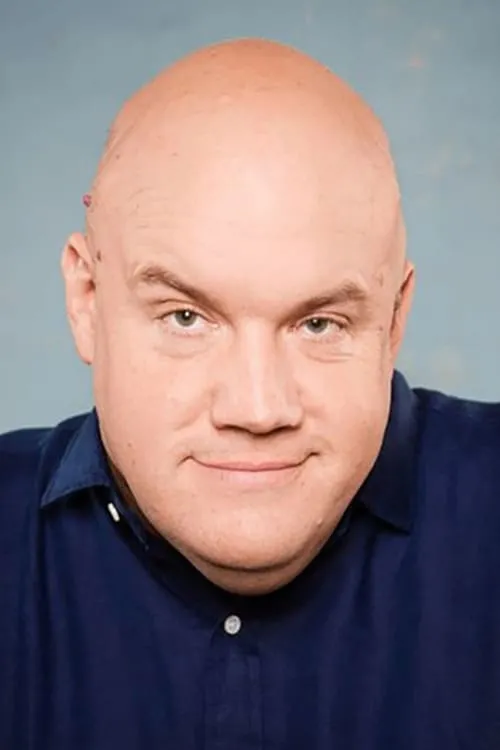 Guy Branum interpretando a Henry