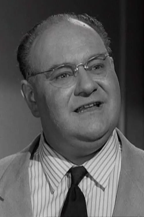 Guy Deghy interpretando a Captain Schallert