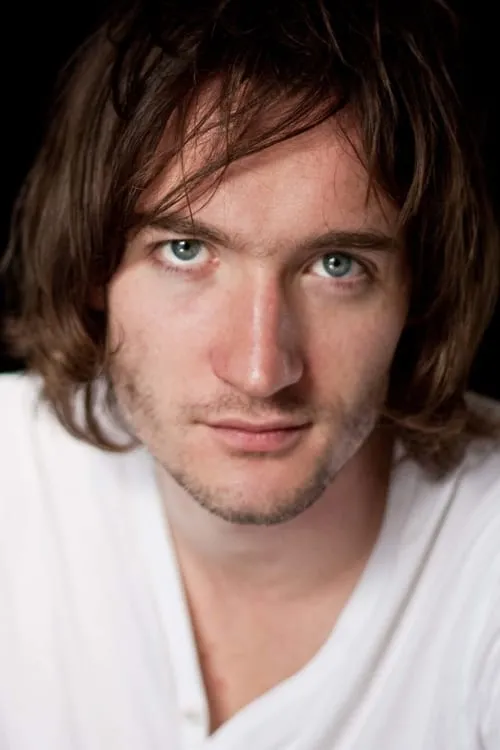 Guy Flanagan interpretando a Jokul