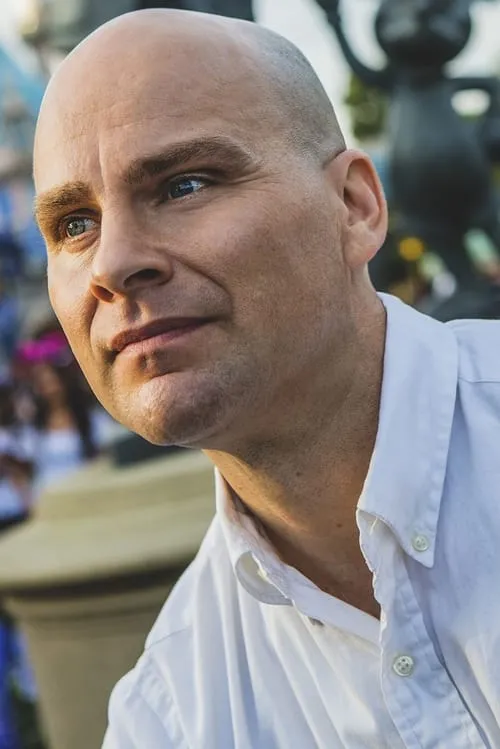 Guy Klender interpretando a Self