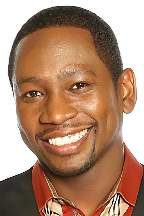 Guy Torry interpretando a Dexter Johnson