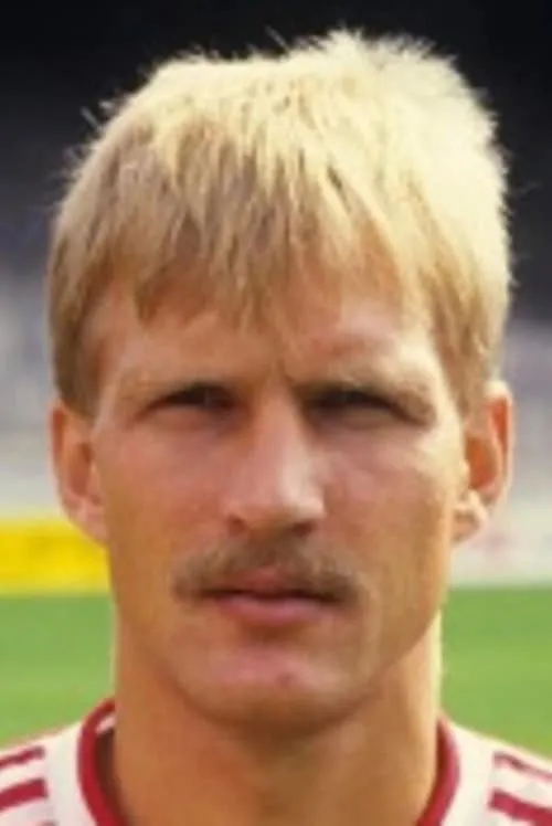 Paul Van Himst ha trabajado con Hallvar Thoresen en 1 ocasiones