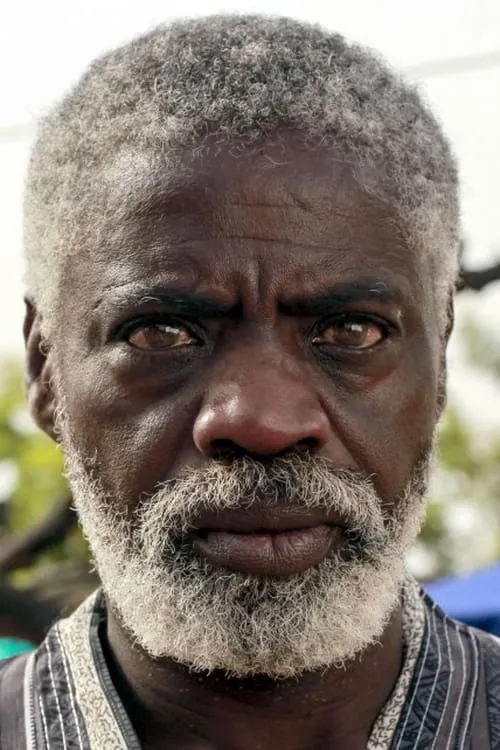 Hamadoun Kassogué interpretando a Le journaliste