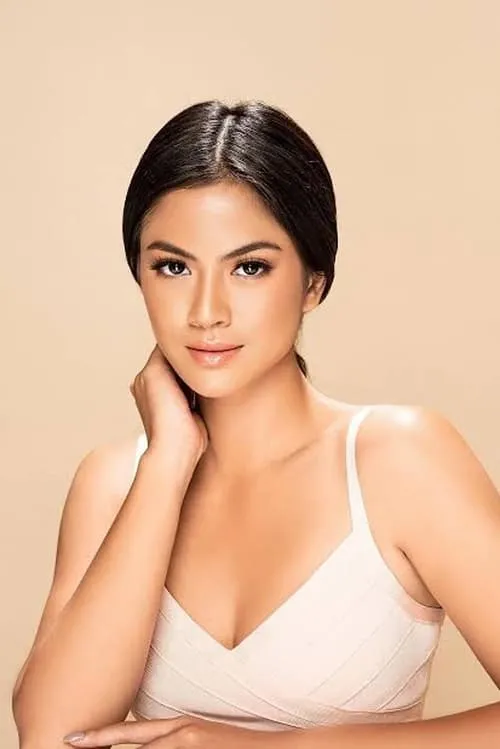 Hana Saraswati interpretando a Ajeng