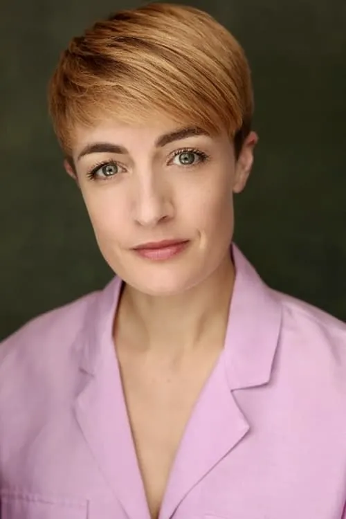 Hannah Chalmers interpretando a Female Police Op