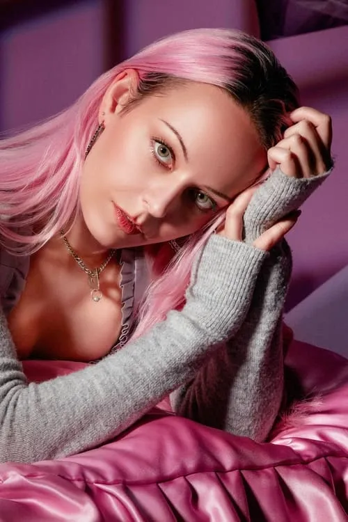 Elizabeth Nicole Abrams ha trabajado con Hannah Diamond en 1 ocasiones