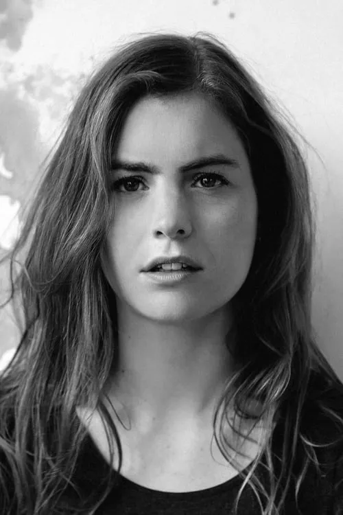 Hannah Hoekstra interpretando a Tiny