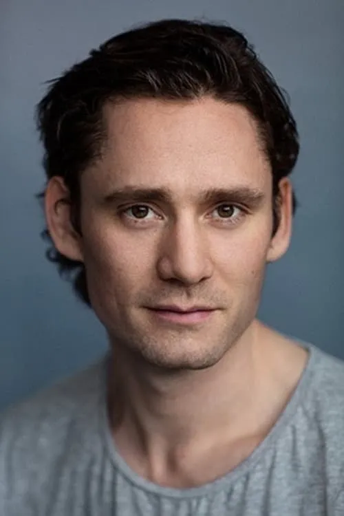 Hannes Fohlin interpretando a Adam