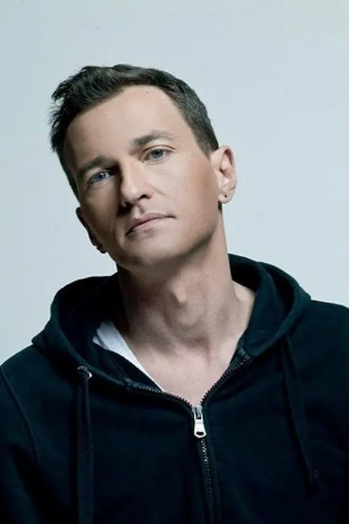 Haris Asimakopoulos interpretando a Orestis