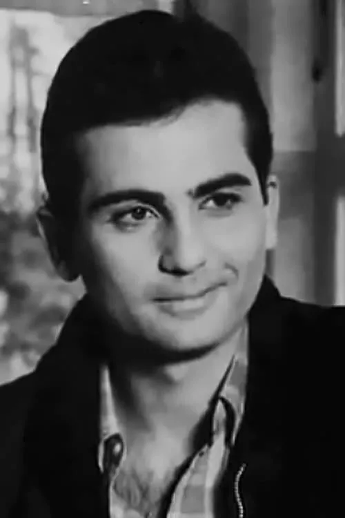 Haris Panayotou interpretando a Manolis