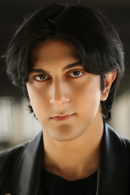 Haroon Khan interpretando a Ziad