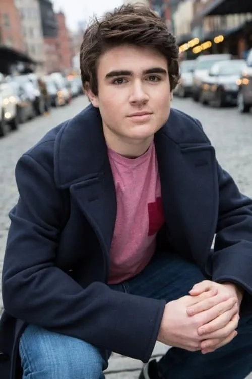 Harrison Holzer interpretando a Mike