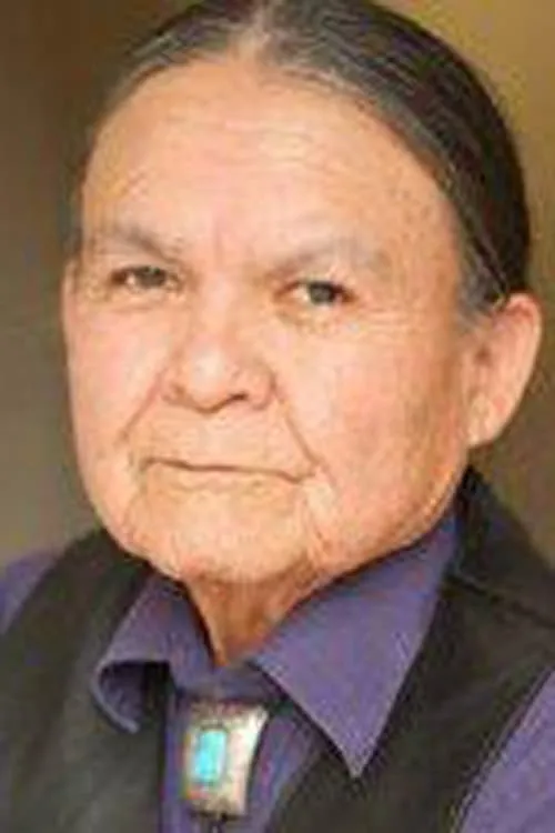 Harrison Lowe interpretando a Nana