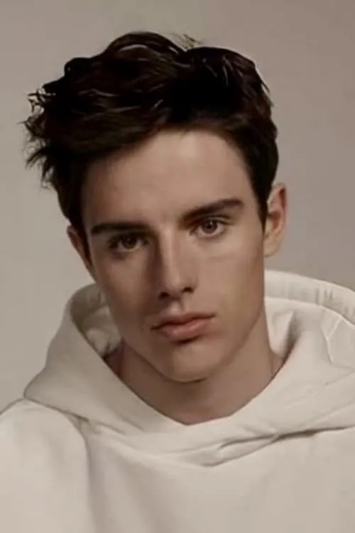 Harry Collett interpretando a Tommy Stubbins