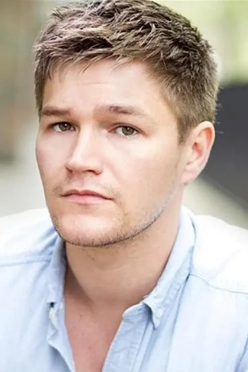 Harry Feltham interpretando a Dave