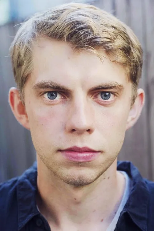 Harry Greenwood interpretando a John MaPharlen