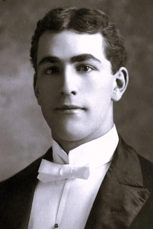 Harry O'Connor interpretando a Collins