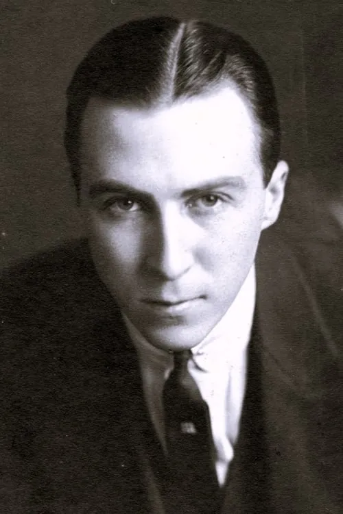 Hassard Short interpretando a Johnnie Flinch