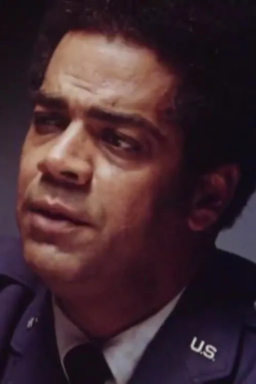 Hausman De Pass interpretando a Col. Helms