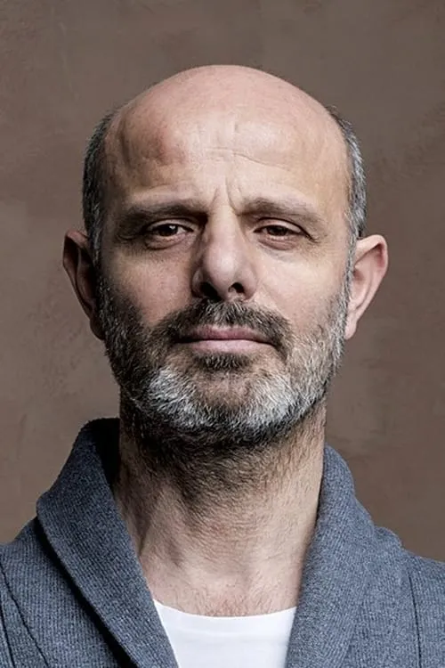 Haydar Şişman interpretando a