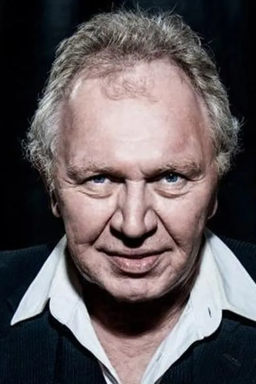 Haymon Maria Buttinger interpretando a Bartender