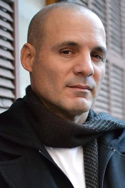 Hector Dez interpretando a Joe Garcia