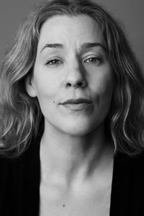 Heidi Kiviharju interpretando a Sari Salo