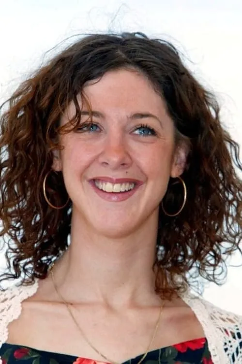 Helen Coker interpretando a Laura