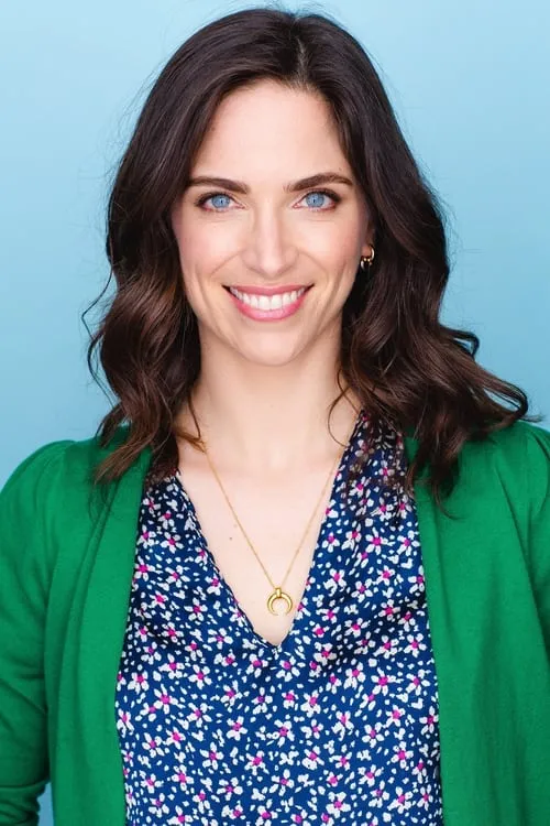 Kamila Andini ha trabajado con Helen Hood en 1 ocasiones